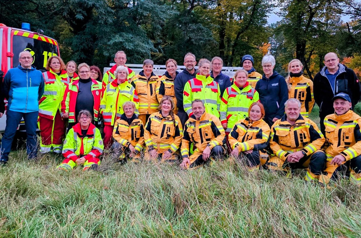Teil-Gruppenfoto mit unserer Partnerschaftsstaffel "Katastrophenschutz Forst" (Landkreis Spree-Neiße) im Oktober - aufgenommen nach der erfolgreich absolvierten Prüfung.